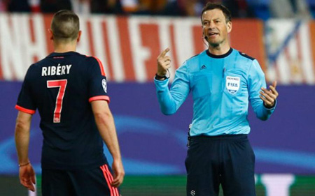 Trọng tài Mark Clattenburg cầm còi trận chung kết Champions League.
